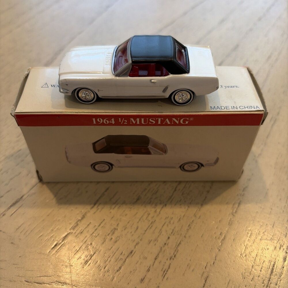 1964 1/2 WHITE MUSTANG  Diecast Readers Digest 2001 1:64 Scale Model NIB